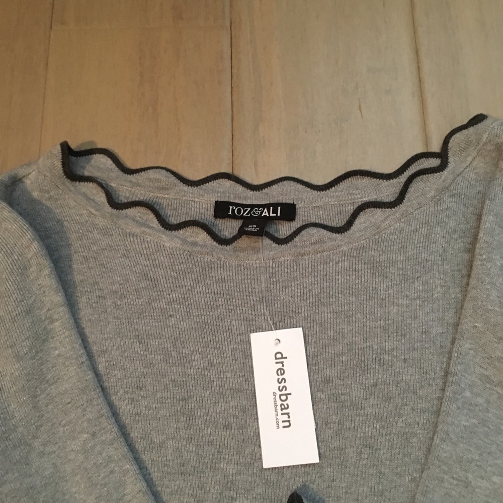 NWT grey scalloped sweater - Picture 5 of 6